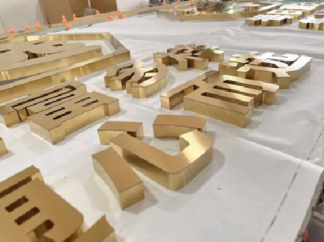 普定拉丝不锈钢字的特点。