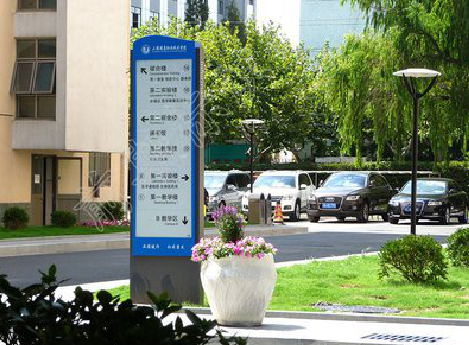 普定哪些因素影响宣传栏的制作？